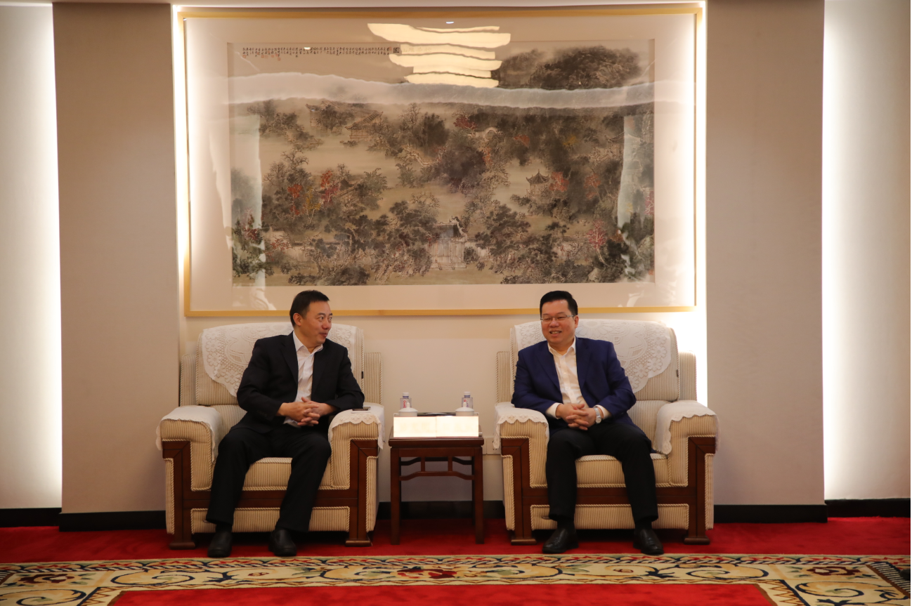 4月2日上午校长贺祖斌会见中国银行易光明一行共商合作大计