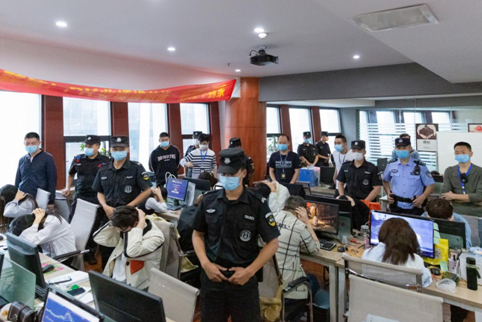 专业配资平台 成渝两地警方联合破获高额股票配资诈骗案，首例诈骗案浮出水面