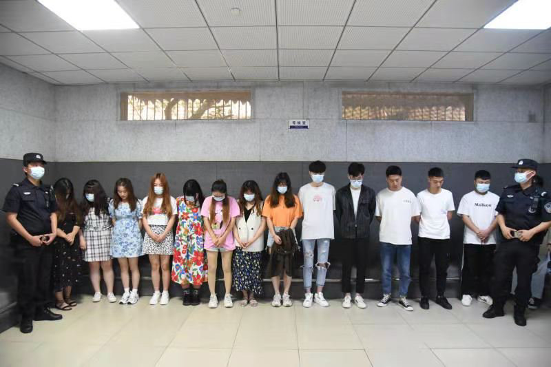 网上股票配资平台 男子上班两天发现公司疑似诈骗报警，警方捣毁两窝点抓获多人