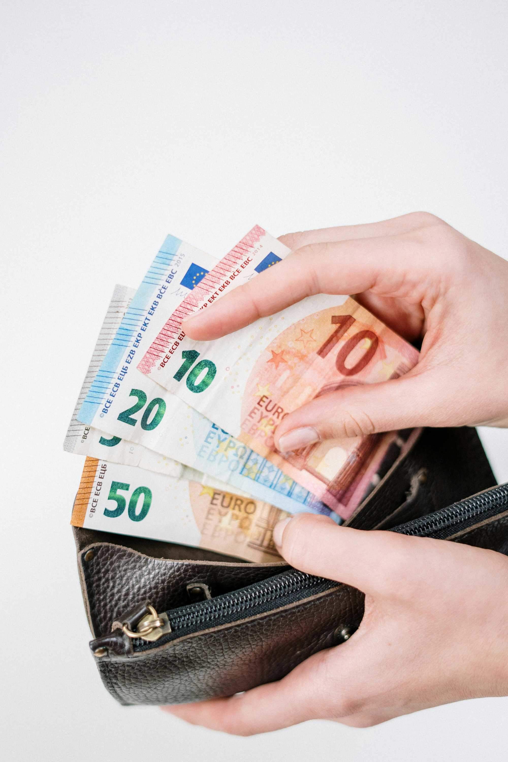 金融投资领域：场内与场外交易的显著区别及影响？
