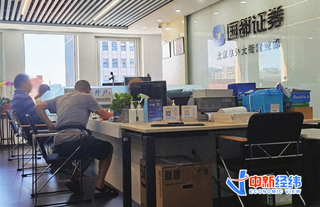 上证指数突破3700点创近四年新高，股票开户成热门话题